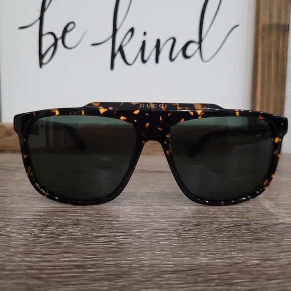 GUCCI Unisex Sunglasses, Great condition. - Picture 3 of 9